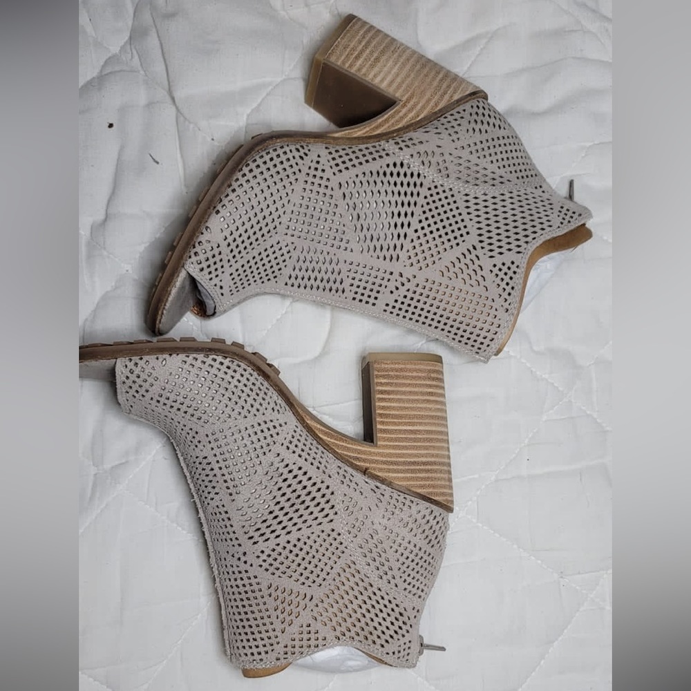 LUCKY BRAND 🍀 VACOB OPEN TOE SUEDE BOOTIE